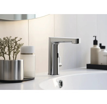 Auf einem Waschbecken befindet sich eine Armatur mit Sensor.