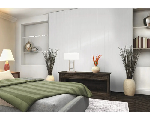 Schlafzimmer mit Bett, Nachttisch, Lampe, Kommode und Dekoration