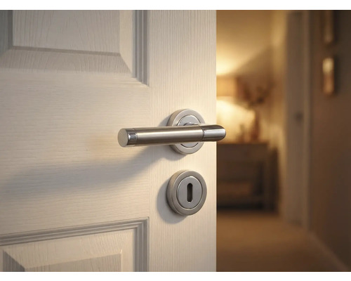 Geöffnete Tür mit Drückergarnitur