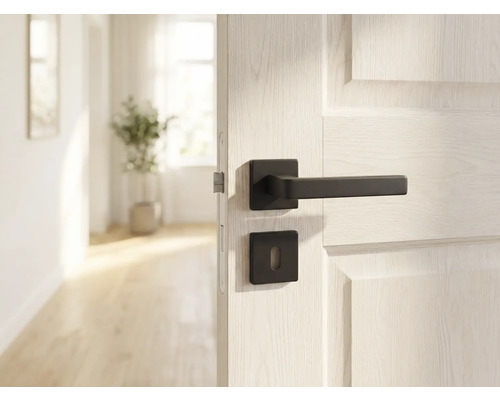 Innenraumansicht einer geöffneten Tür mit schwarzer Türklinke