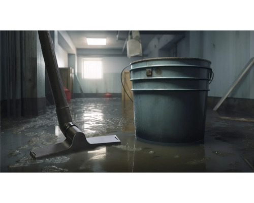 Szene mit Wasserschaden, Eimer und Abzieher auf überflutetem Boden.