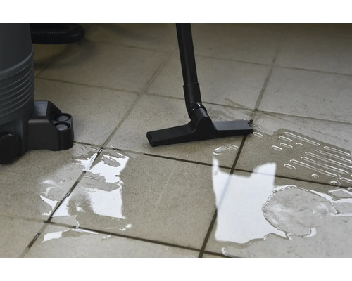 Nasssauger im Einsatz auf gefliestem Boden mit Wasser
