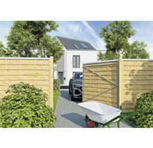 Einfahrt mit Holzzaun, Tor, PKW und Schubkarre vor einem Haus.