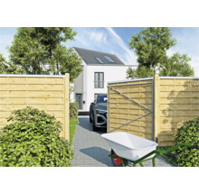 Szene mit einem Haus, einem Holzzaun mit Tor und einer Schubkarre