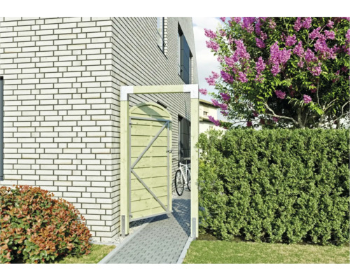 Holztor in einem Garten mit Ziegelmauer