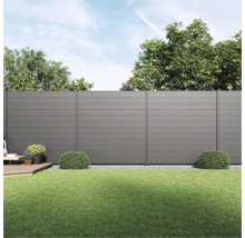 Garten mit grauem Sichtschutzzaun aus WPC