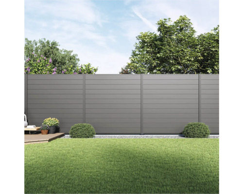 Garten mit grauem Sichtschutzzaun aus WPC