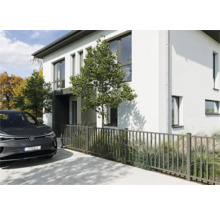 Modernes Wohnhaus mit Zaun und Elektroauto