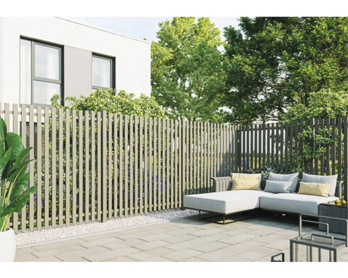 Gartenszene mit Sichtschutzzaun, Lounge-Möbeln und Pflanzen