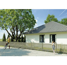 Einfamilienhaus mit grauen Dachziegeln und Holzzaun