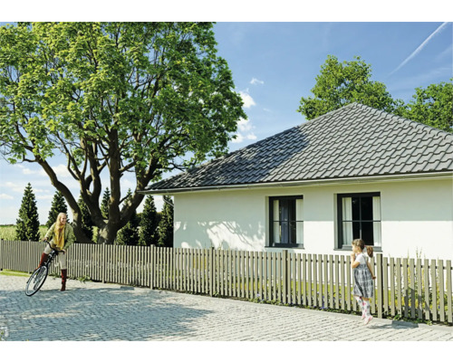 Einfamilienhaus mit grauen Dachziegeln und Holzzaun