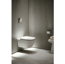 Modernes Badezimmer mit wandhängendem WC und Spültaste