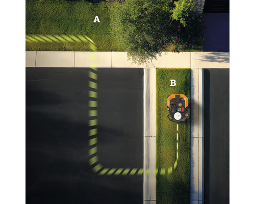 Draufsicht eines Rasenmähroboters, der sich zwischen zwei Rasenflächen bewegt.