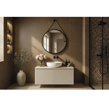 Helles Badezimmer mit Waschtischunterschrank, rundem Spiegel mit Seilaufhängung und gefliester Dusche