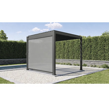 Moderne Pergola mit Seitenteil im Gartenbereich