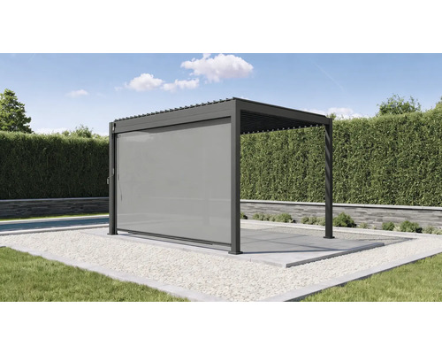 Pergola mit Seitenelement als Sonnenschutz im Garten