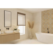 Badezimmer mit Waschtisch, Spiegel, Badewanne und dekorativen Elementen für eine helle und freundliche Atmosphäre.