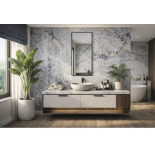 Badezimmer mit Waschtisch, Spiegel, Pflanzen und Badewanne.