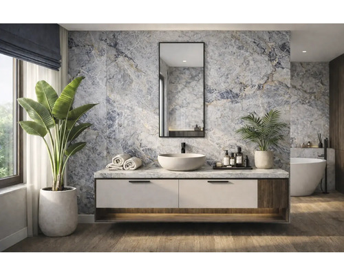 Badezimmer mit Waschtisch, Spiegel, Pflanzen und Badewanne.