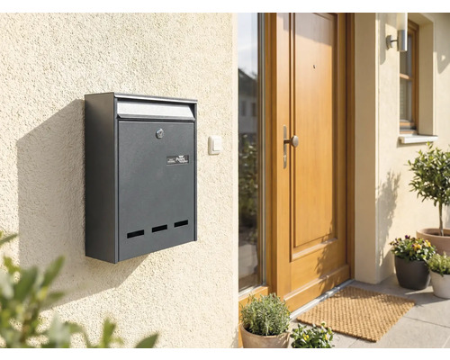 Anthrazitfarbener Briefkasten an einer Hauswand neben einer Haustür