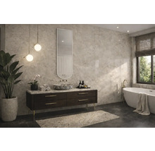 Modernes Badezimmer mit dunklem Waschtischunterschrank, Aufsatzwaschbecken mit Muster, freistehender Badewanne und Wandfliesen in Marmoroptik.