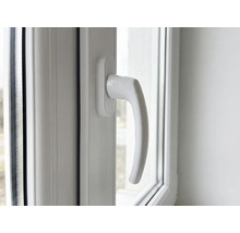 Nahaufnahme eines Kunststofffensters mit Fenstergriff