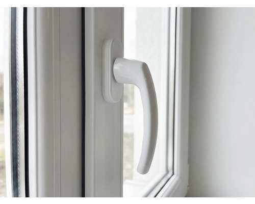 Nahaufnahme eines Kunststofffensters mit Fenstergriff