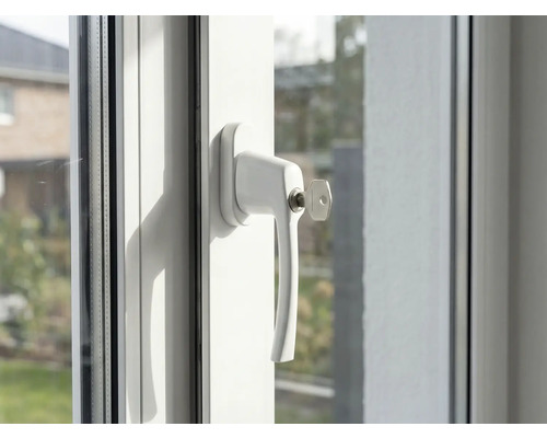Nahaufnahme eines Fensters mit Fenstergriff und Schlüssel