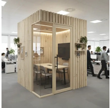 Besprechungsraum mit Glastür und Holzwänden in einem Büro