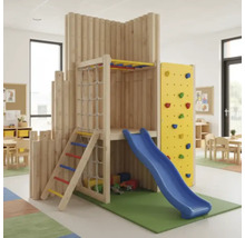 Klettergerüst mit Rutsche, Kletterwand und Kletternetz in einem hellen Raum