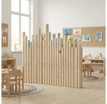 Holztrennwand mit kindgerechten Elementen in einem hellen Raum