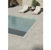 Szene mit Swimmingpool, Fliesenboden und Liegestühlen für den Außenbereich