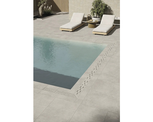 Szene mit Swimmingpool, Fliesenboden und Liegestühlen für den Außenbereich