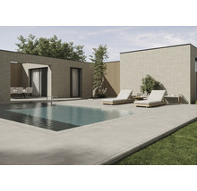 Außenbereich mit Pool, Liegestühlen und moderner Architektur