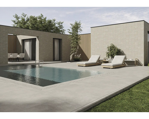 Außenbereich mit Pool, Liegestühlen und moderner Architektur