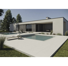 Modernes Haus mit Pool und Terrassenplatten im Außenbereich.