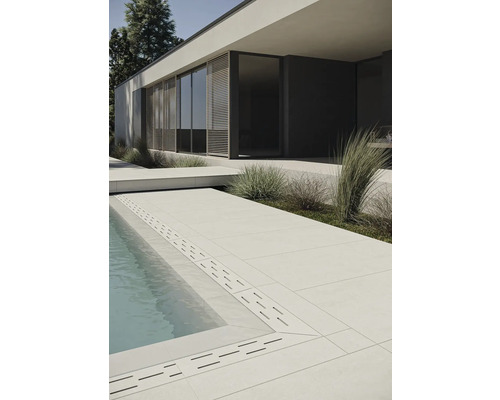 Außenbereich mit Pool, Fliesen und modernem Haus