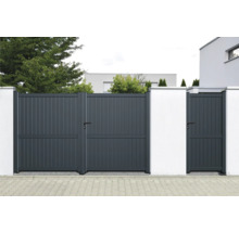 Graues Gartentor aus Aluminium mit Fußgängertür zwischen weißen Mauern