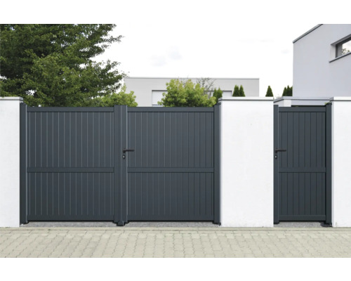 Graues Gartentor aus Aluminium mit Fußgängertür zwischen weißen Mauern