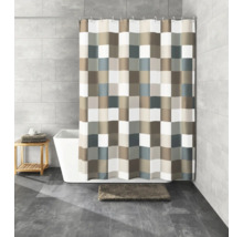Badezimmer mit Badewanne und Duschvorhang im Schachbrettmuster