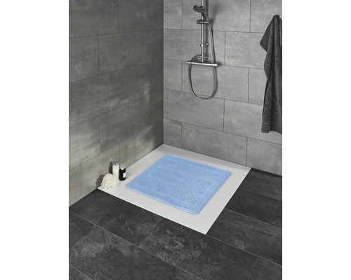 Badezimmer mit Dusche, Fliesen und einer hellblauen Duschmatte.
