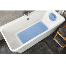 Badewanne mit Antirutschmatte und Badewannenkissen im Badezimmer