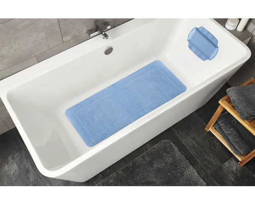Badewanne mit Antirutschmatte und Badewannenkissen im Badezimmer