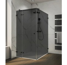 Eckdusche mit Duscharmatur und Handtuchwärmer im Badezimmer