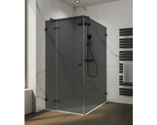 Eckdusche mit Duscharmatur und Handtuchwärmer im Badezimmer