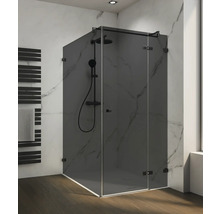 Moderne Duschkabine mit dunklem Glas und Armaturen in einem Badezimmer