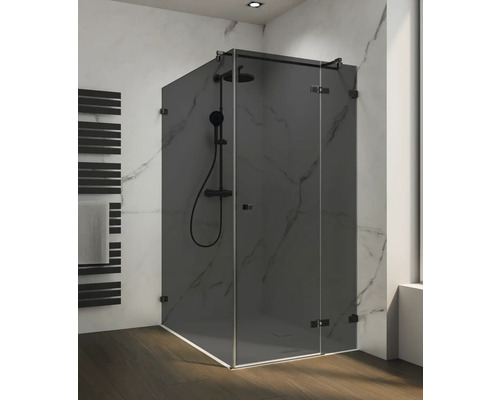 Moderne Duschkabine mit dunklem Glas und Armaturen in einem Badezimmer