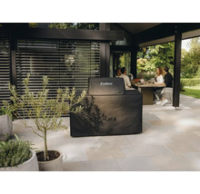 Überdachte Terrasse mit Enders Grill unter Abdeckung und sitzenden Personen