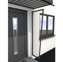 Fenster mit Insektenschutzgitter neben Haustür