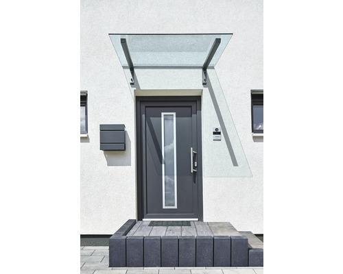 Haustür mit Glasvordach, Briefkasten und Steintreppe